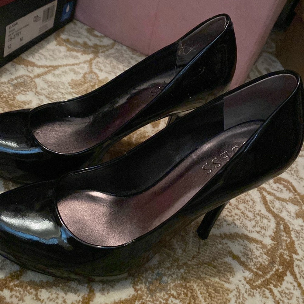 Like new size 6 guess Patten , leather pumps